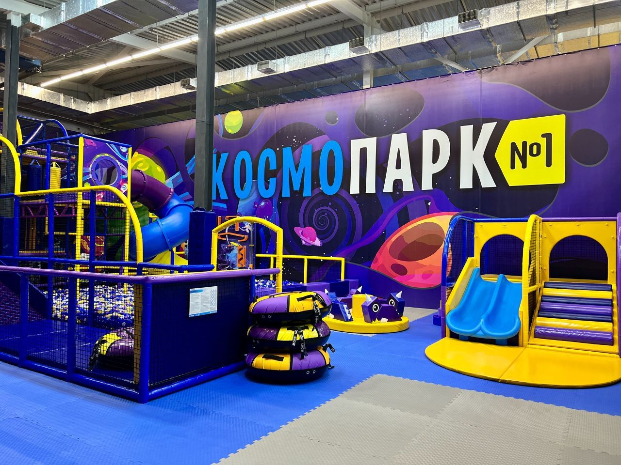 Фирменная стена «Космопарк № 1»